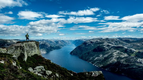 Comment organiser une expédition de randonnée dans les fjords de Norvège?